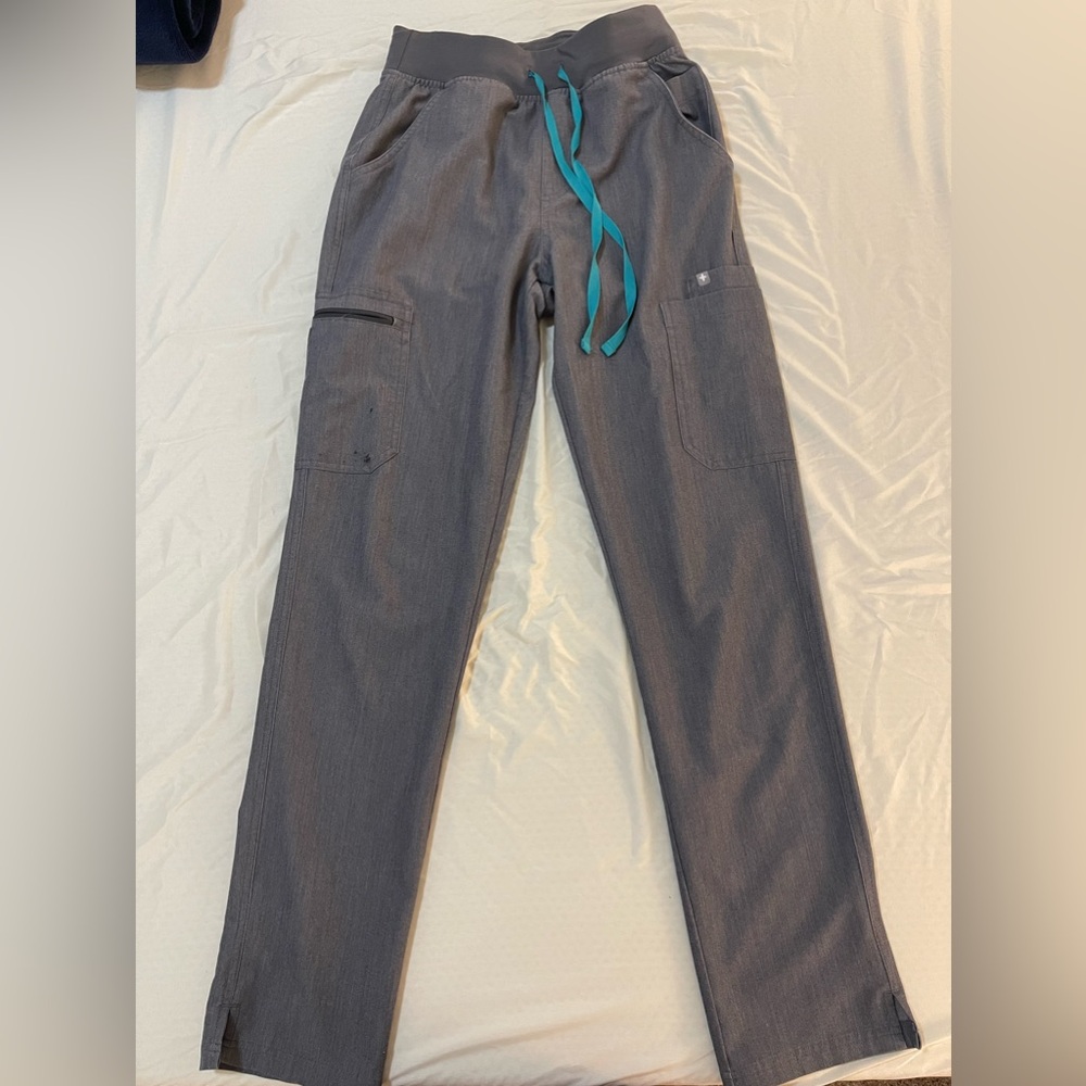 Small scrub pant in style Yola. High waisted. Grey. Figs